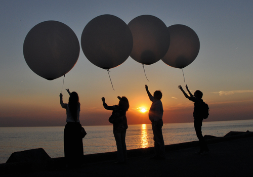 Ballonverstreuung als Bestattung am Strand vom Bestatter Kullick in NRW